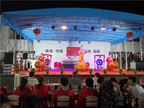 同享文化美 共創(chuàng)小康城 平陽(yáng)縣鄉(xiāng)村藝術(shù)團(tuán)助推國(guó)家公共文化服務(wù)體系示范區(qū)創(chuàng)建文藝演出暨河濱村 開(kāi)蒙禮 儀式在鰲江鎮(zhèn)下廠社區(qū)河濱村文化禮堂舉行